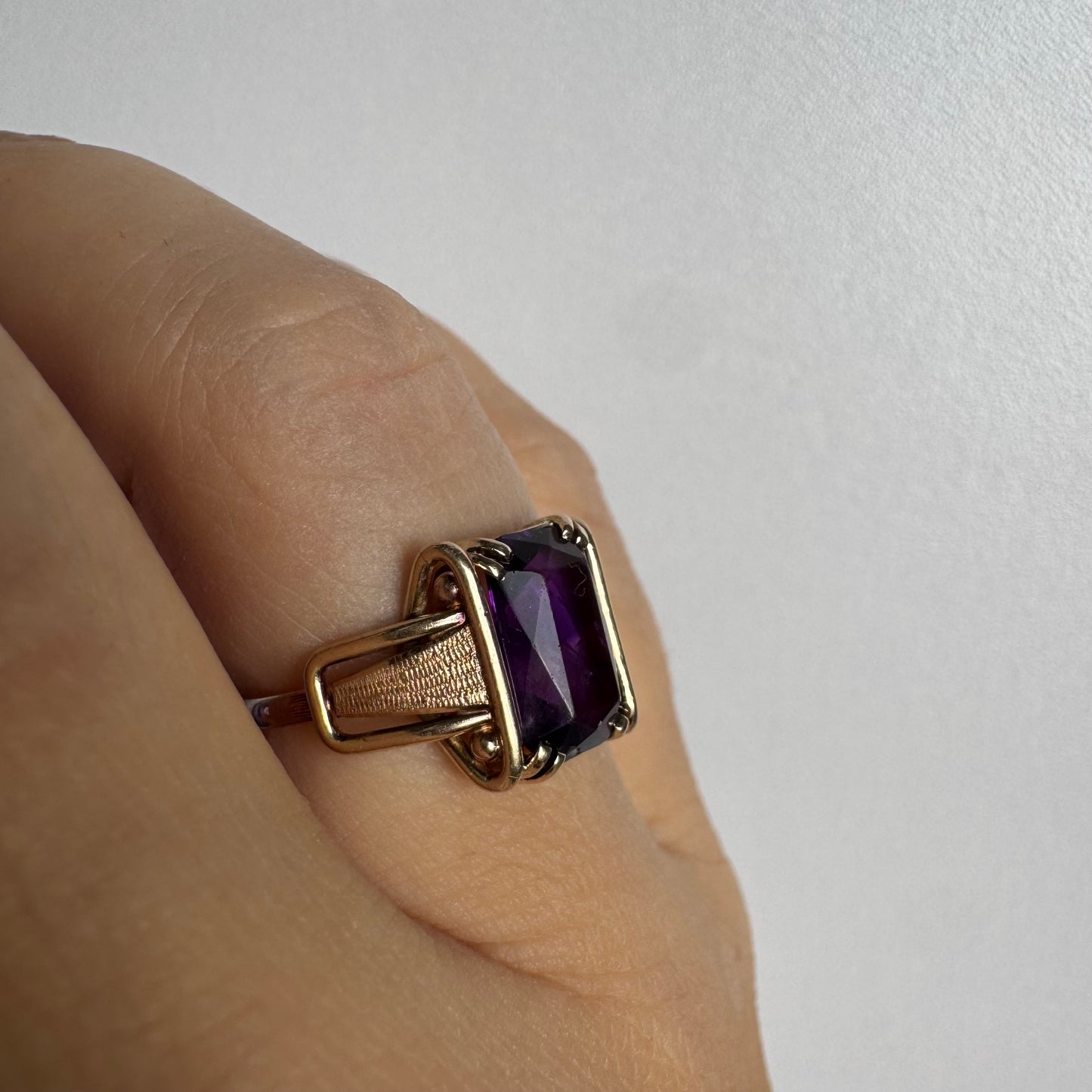 טבעת זהב צהוב 10 קראט משובצת אבן אמטיסט מלבנית