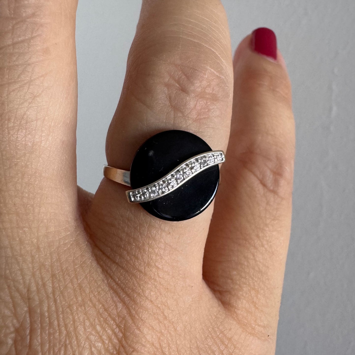 18K gold ring set with a polished round black Onyx