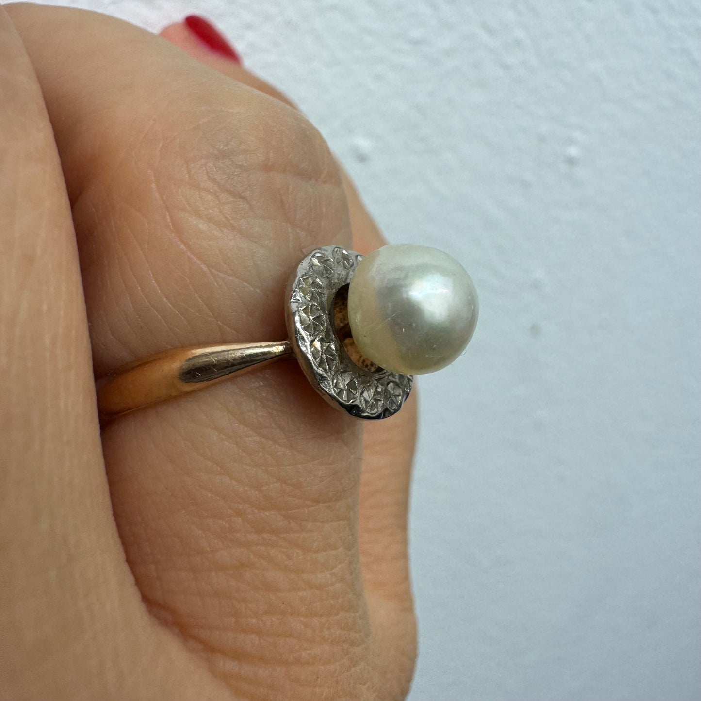 14K gold ring featuring a round center Pearl