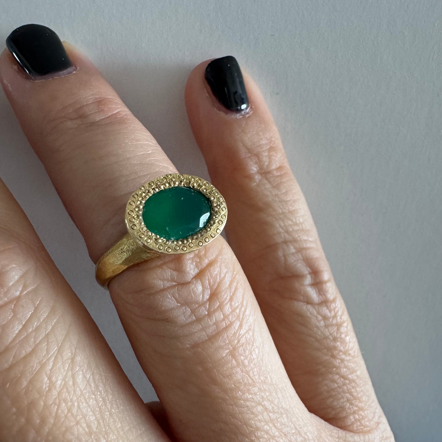 טבעת זהב צהוב 18 קראט משובצת אבן כריסופרס בגוון ירוק עמוק ומהפנט.