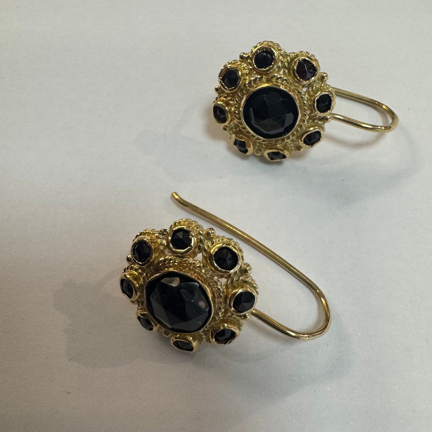 עגילי זהב צהוב 14 קראט, נופלים באורך בינוני, משובצים אבני גרנט