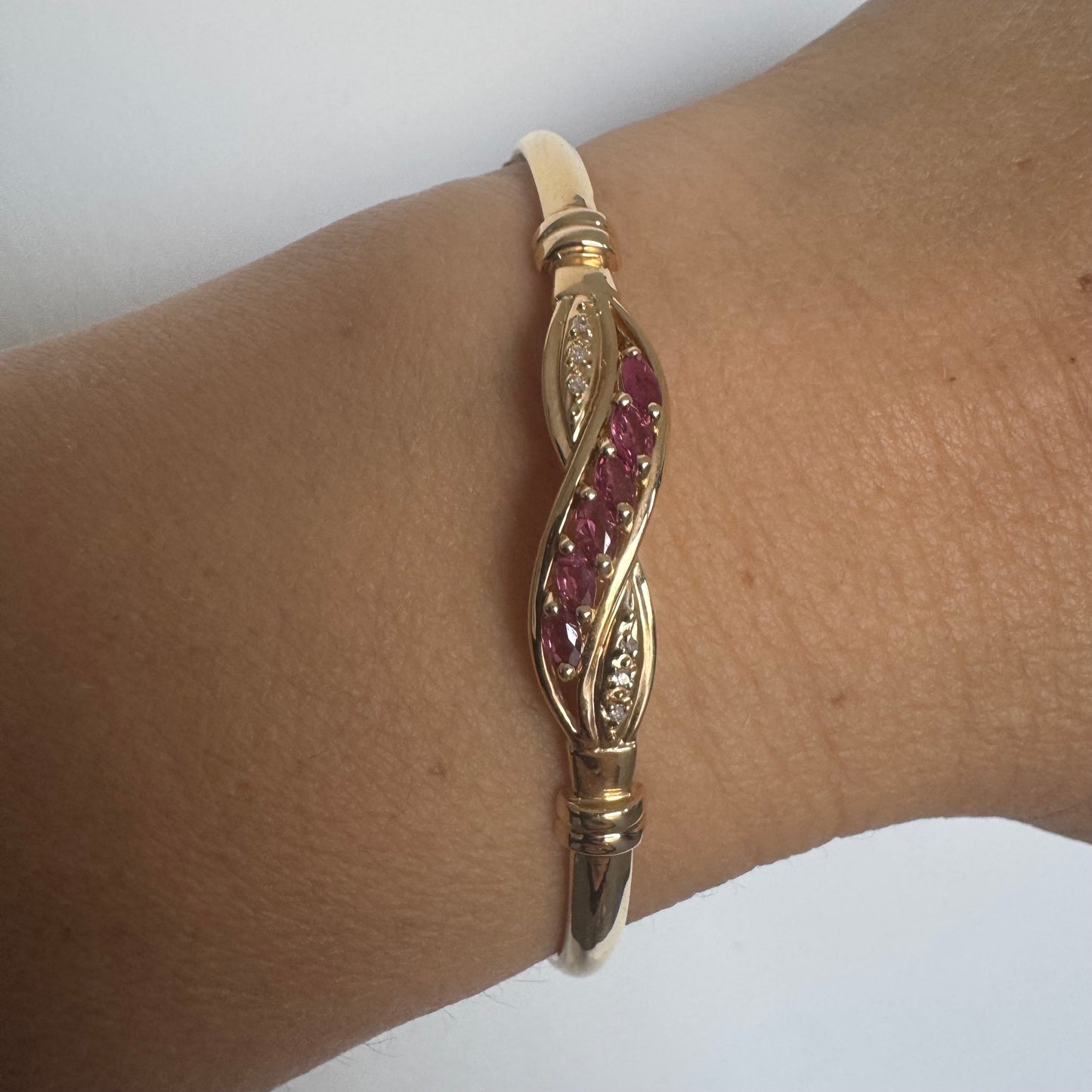 צמיד זהב צהוב 14 קראט משובץ אבני טורמלין בגוון ורוד-עמוק, בשילוב יהלומים המוסיפים ברק עדין.