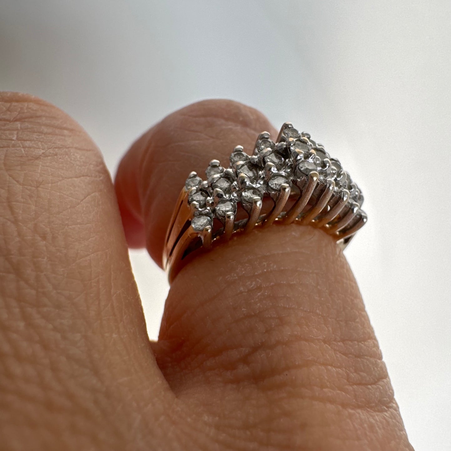 טבעת זהב צהוב 14 קראט משובצת שורות של יהלומים עגולים.