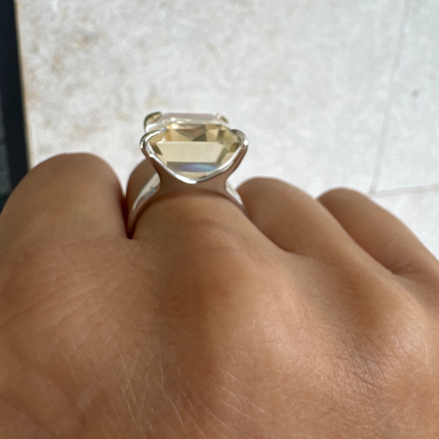 טבעת זהב לבן 18 קראט בעיצוב אלגנטי של H. Stern, משובצת אבן קוורץ גדולה בחיתוך מלבני .