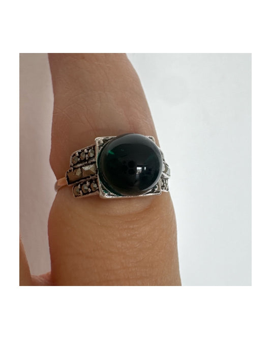 9K gold ring set with a deep green stone