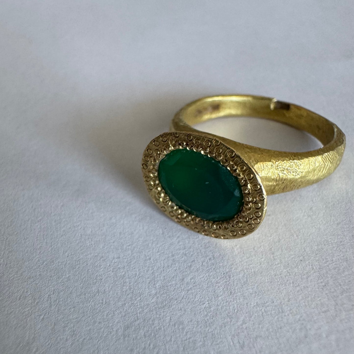 טבעת זהב צהוב 18 קראט משובצת אבן כריסופרס בגוון ירוק עמוק ומהפנט.