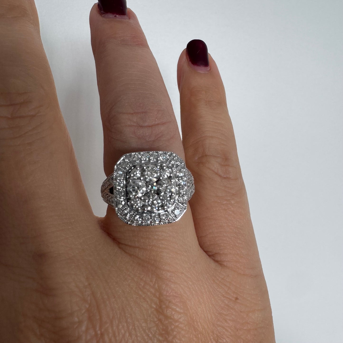 טבעת זהב לבן 18 קראט משובצת יהלומים בעיצוב קלאסטר אוקטגונלי מרשים.