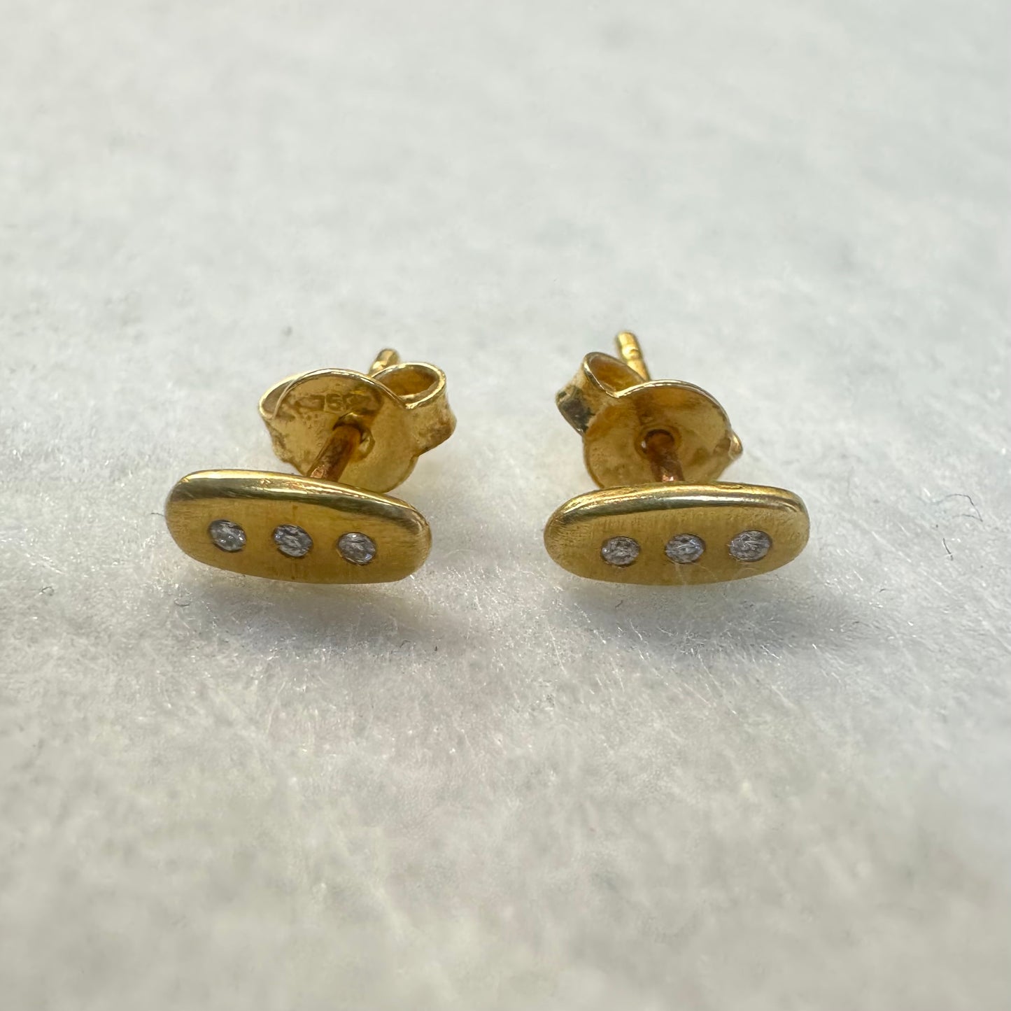 18K gold stud earrings set with 3 Diamonds