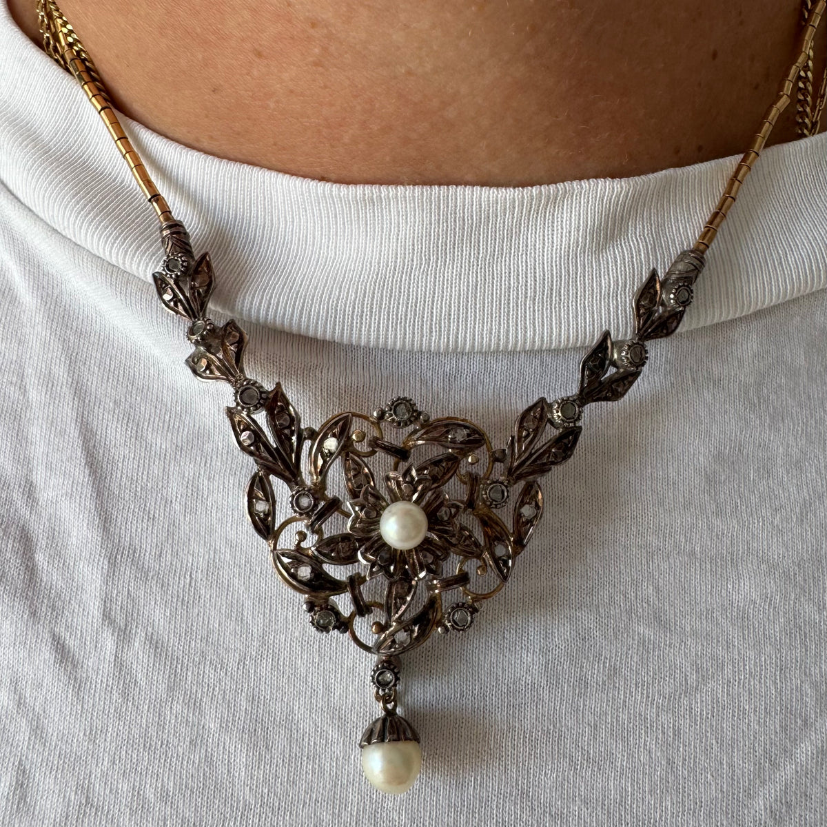14K Gold Necklace with Pearls
Floral design & Diamonds with delicate details and a magnetic clasp.