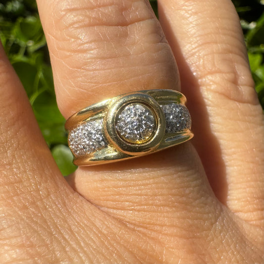 18K gold ring set with Diamonds