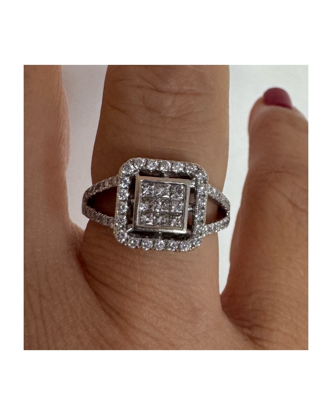 18K gold ring set with Diamonds in various cuts
