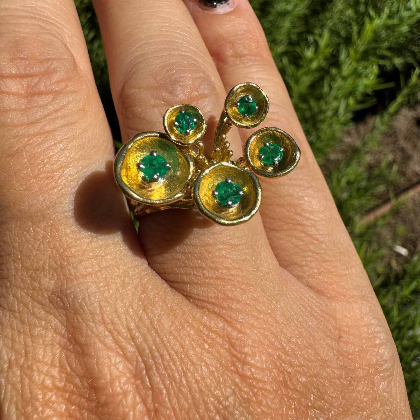 18K gold ring set with Emerald