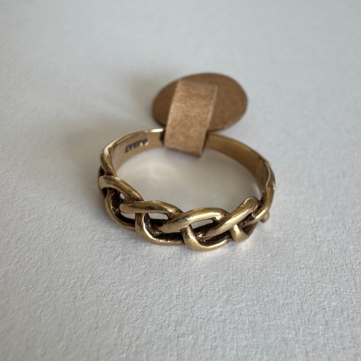 9K gold chain-link ring from England, featuring interlocking links