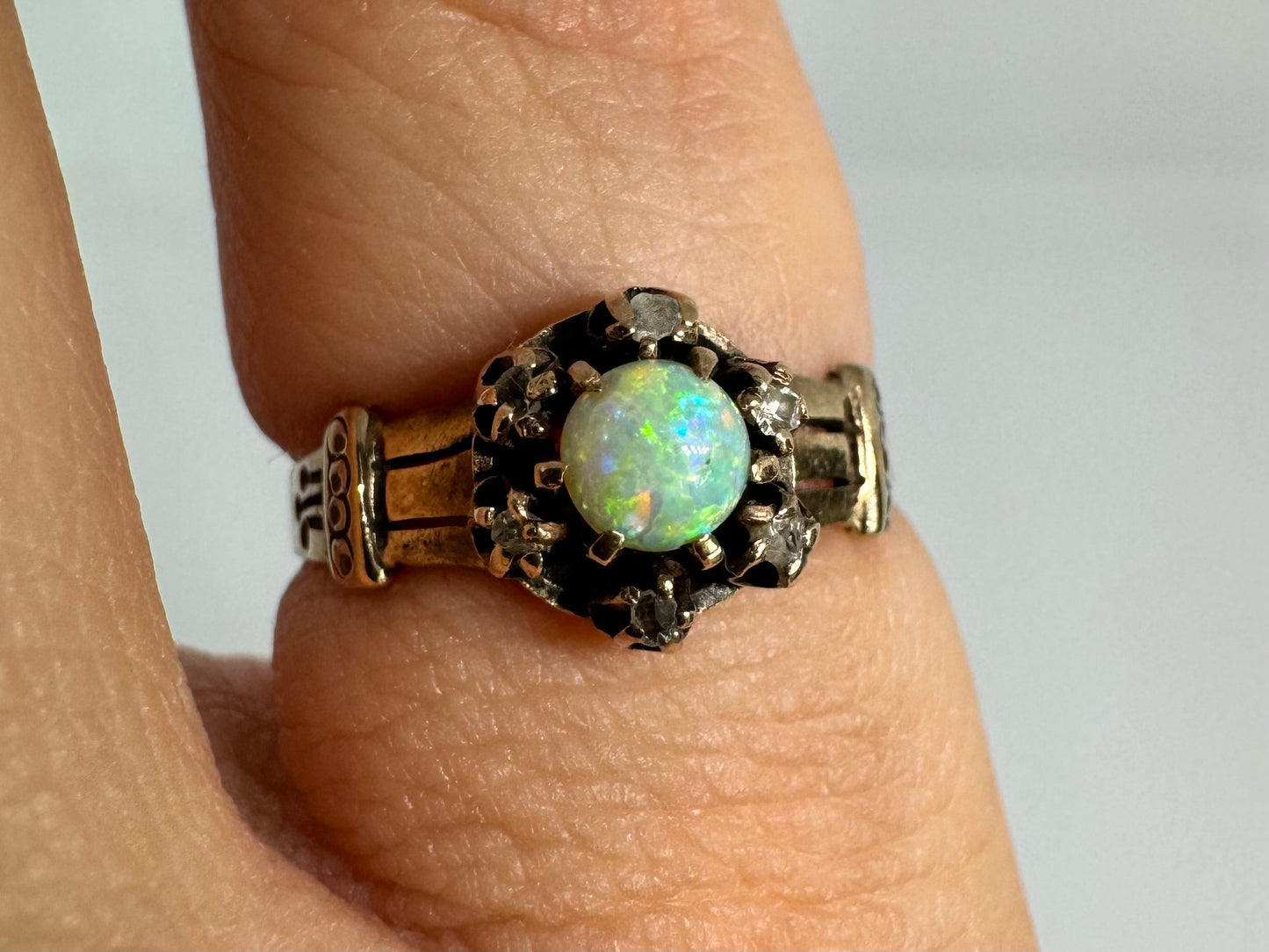 9K gold ring set with Opal