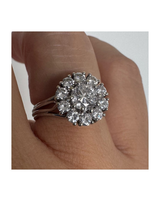 18K gold ring set with a round-cut center Diamond, surrounded by a halo of round-cut Diamonds