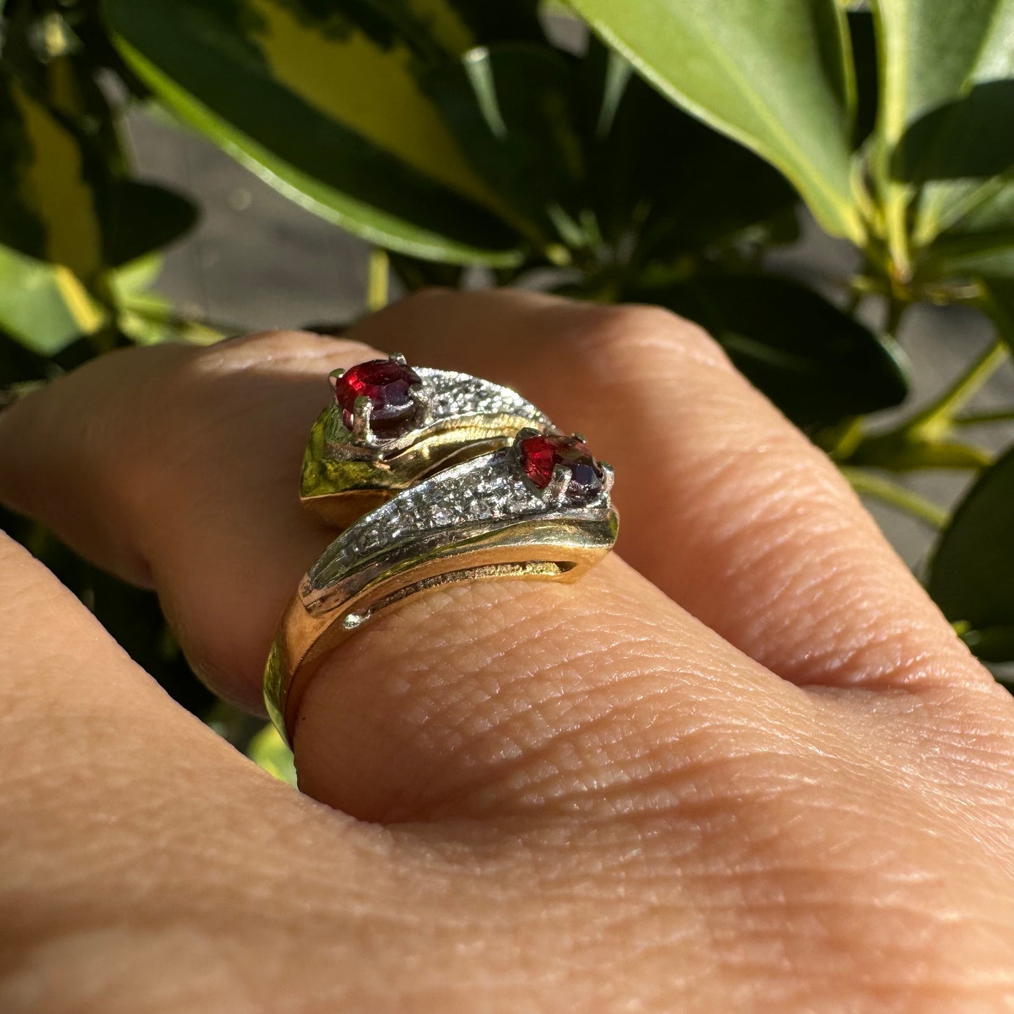 18K gold ring set with Garnet & Diamonds