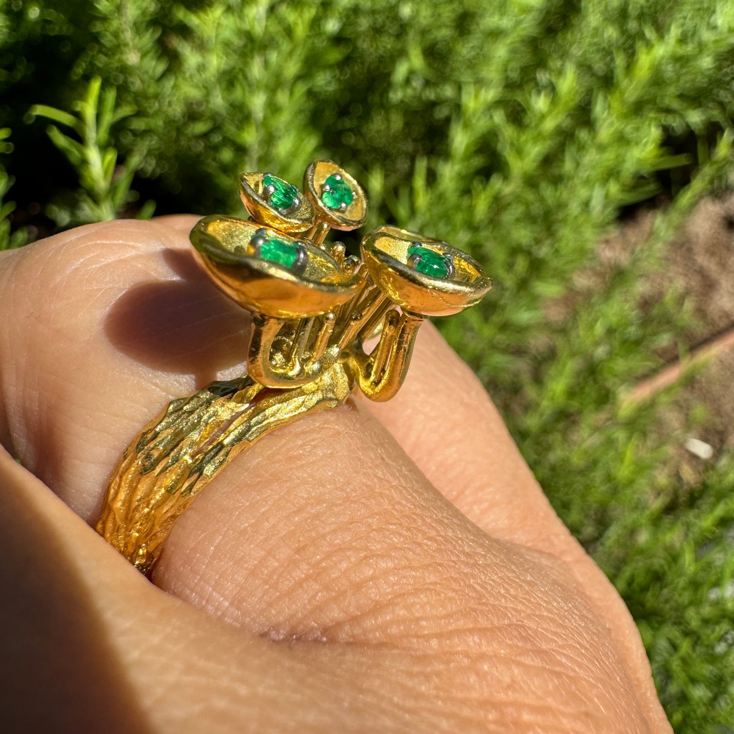 18K gold ring set with Emerald