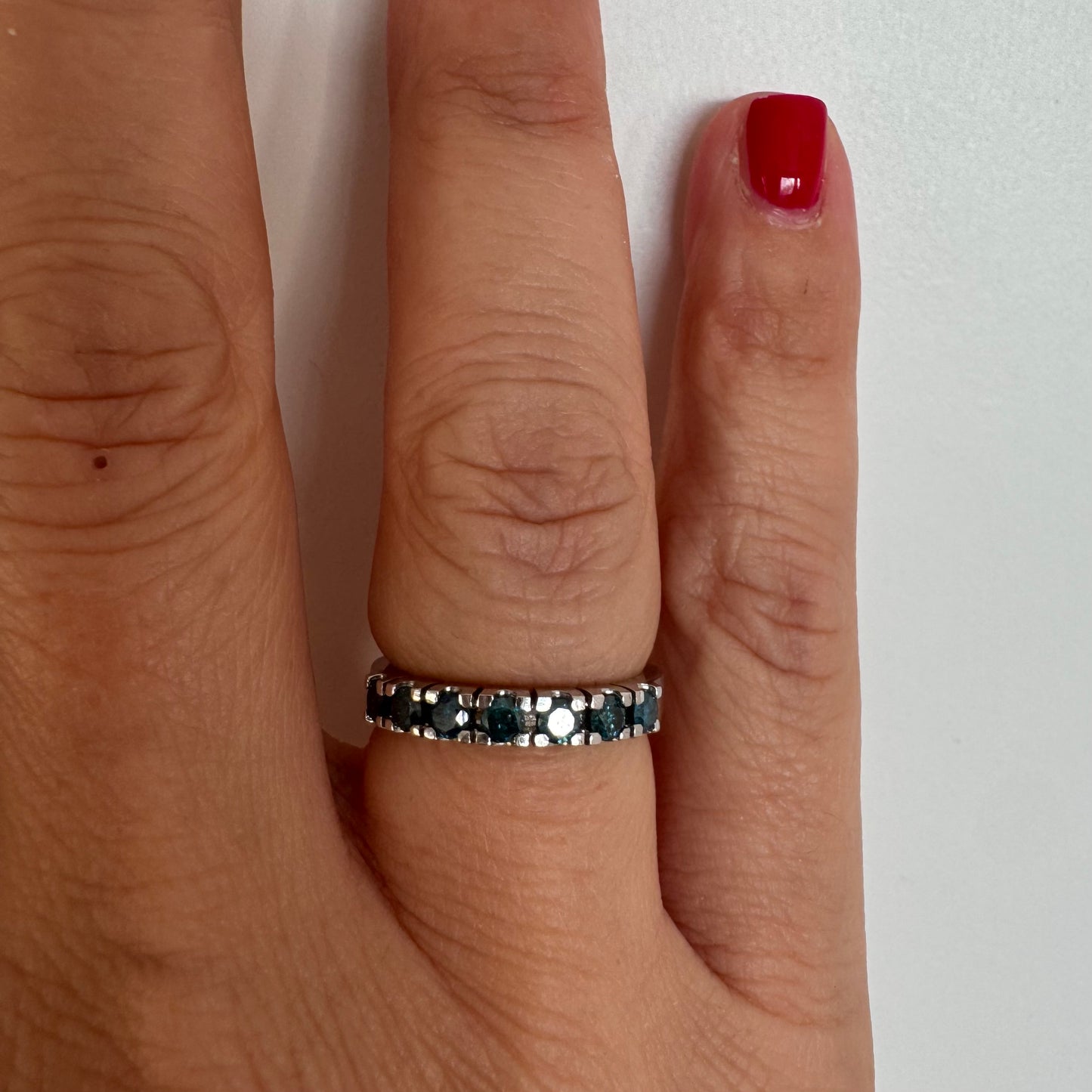 טבעת זהב לבן 14 קראט משובצת יהלומים כחולים בגוון עמוק וייחודי.