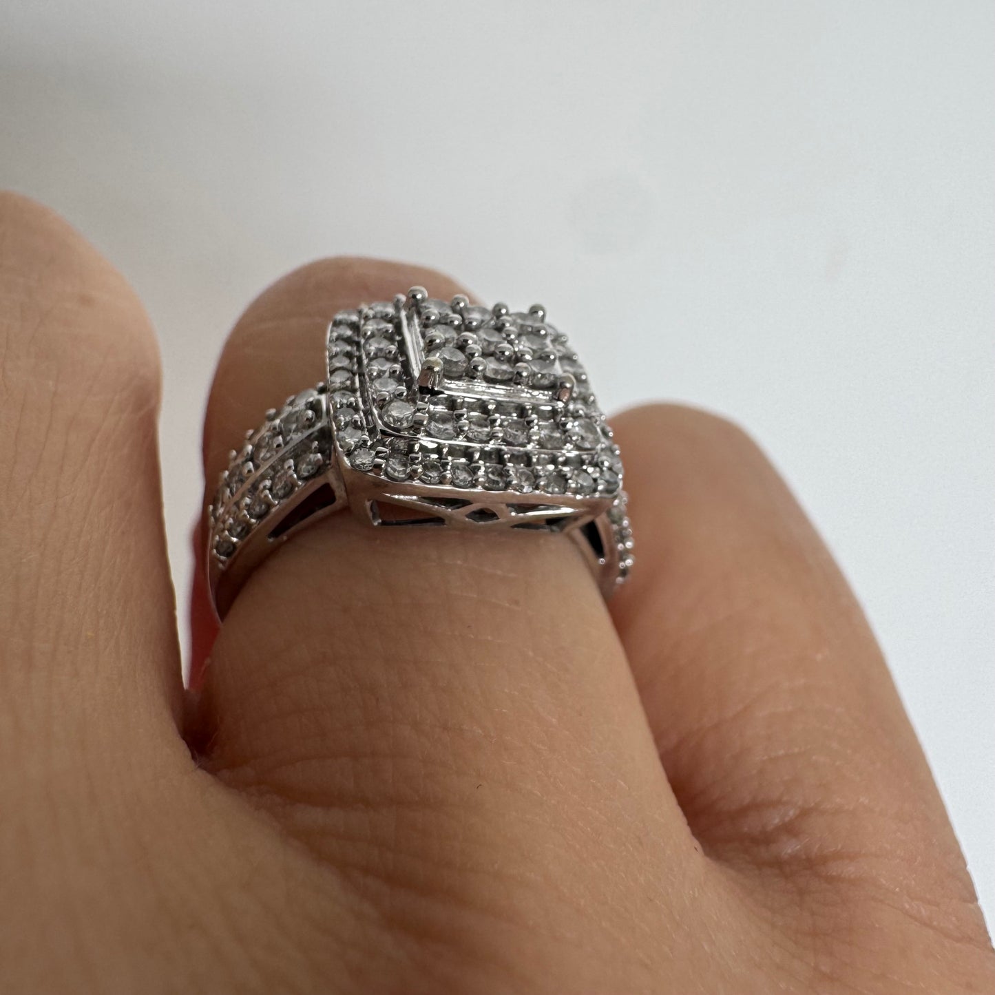 טבעת זהב לבן 10 קראט משובצת יהלומים בעיצוב מרובע עוצמתי.