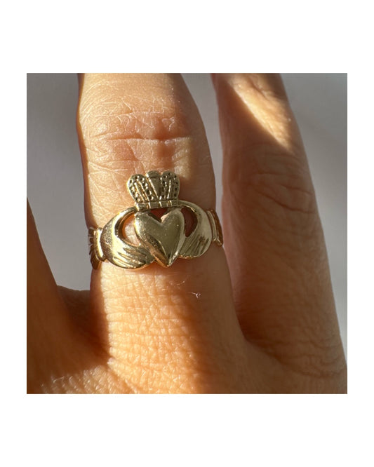 טבעת זהב 9 קראט בעיצוב קלאסי של לב עם כתר מעליו וידיים אוחזות, עיצוב קלדה מסורתי המסמל אהבה, נאמנות וחברות.