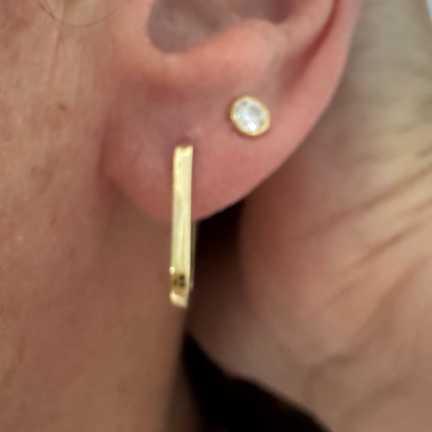 עגילי זהב צהוב 14 קראט בעיצוב גיאומטרי נקי ומודרני.