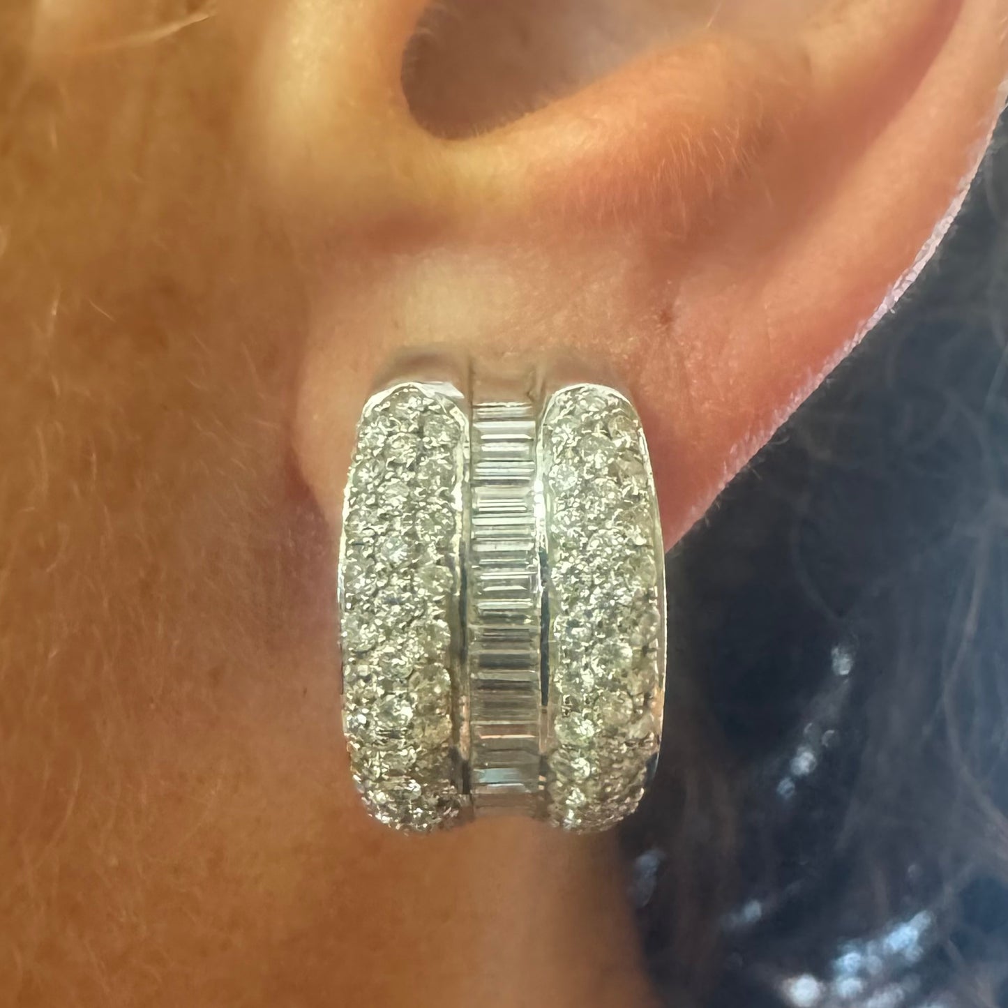 18K gold earrings set with baguette and pavé Diamonds.
