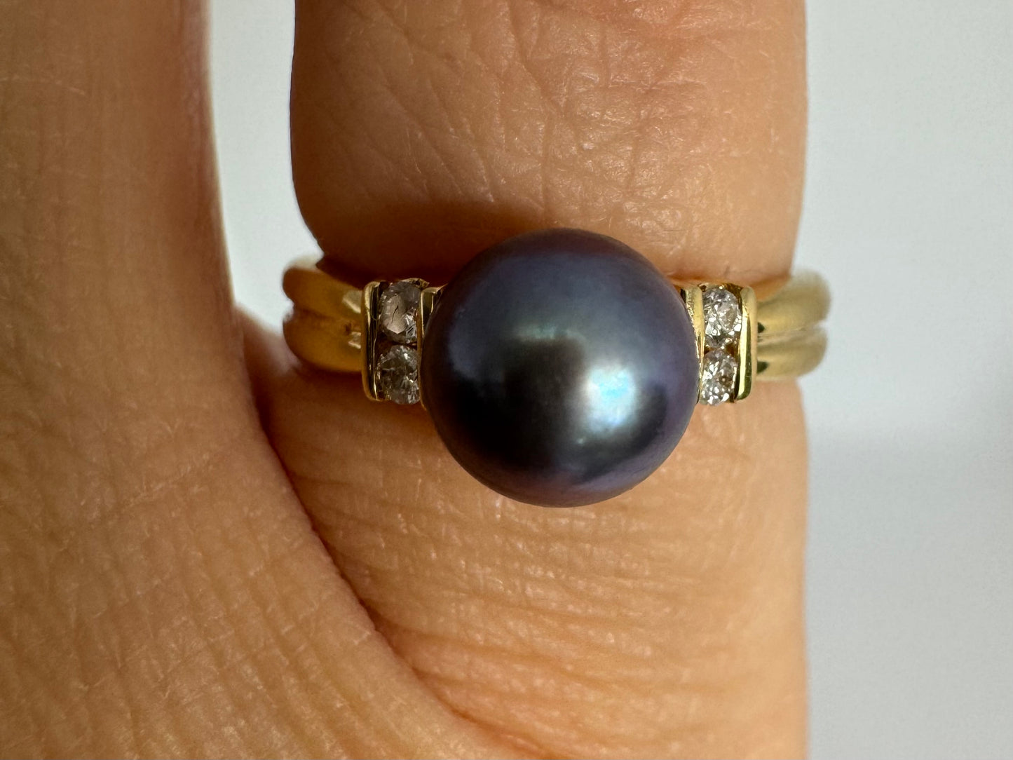 14K gold ring set with Black Pearl & Diamonds