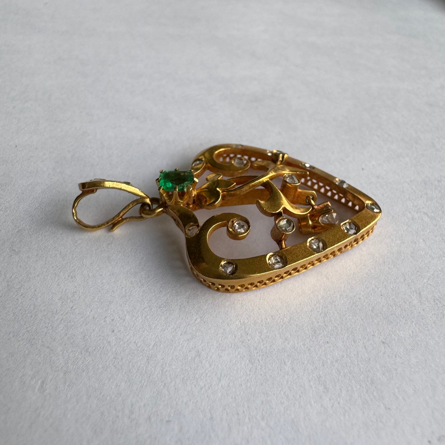 תליון זהב צהוב 18 קראט ״לב״ משובץ אבן אמרלד ויהלומים