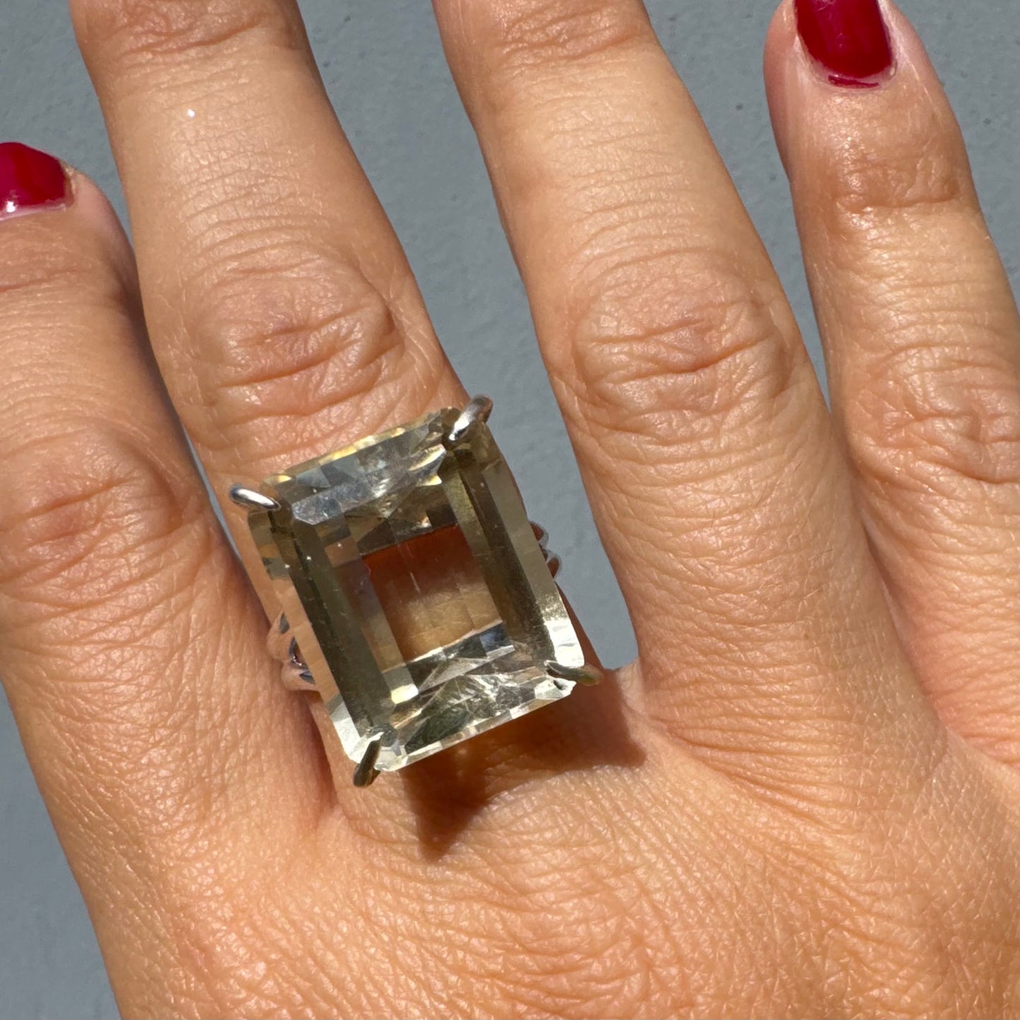 טבעת זהב לבן 18 קראט בעיצוב אלגנטי של H. Stern, משובצת אבן קוורץ גדולה בחיתוך מלבני .