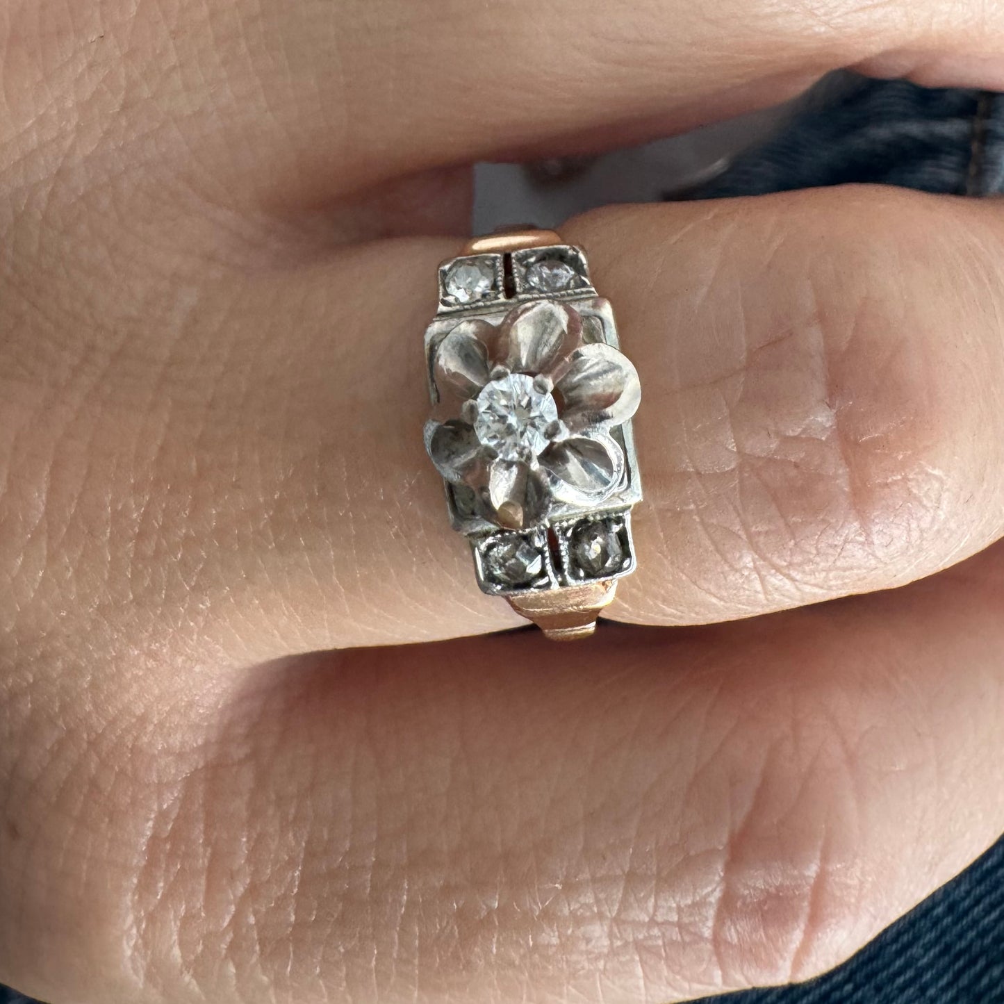 טבעת זהב 14 קראט משובצת יהלומים, בעיצוב פרח פתוח במרכז שמעניק לה מראה מיוחד ורומנטי. 