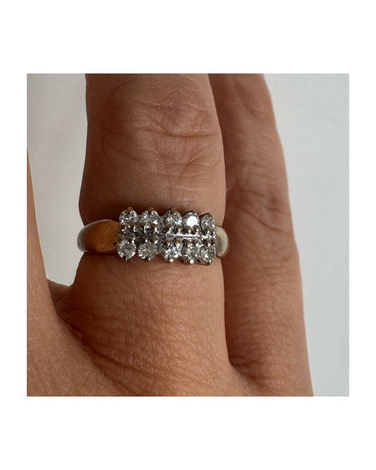 טבעת זהב צהוב 9 קראט משובצת שורות יהלומים נוצצים.