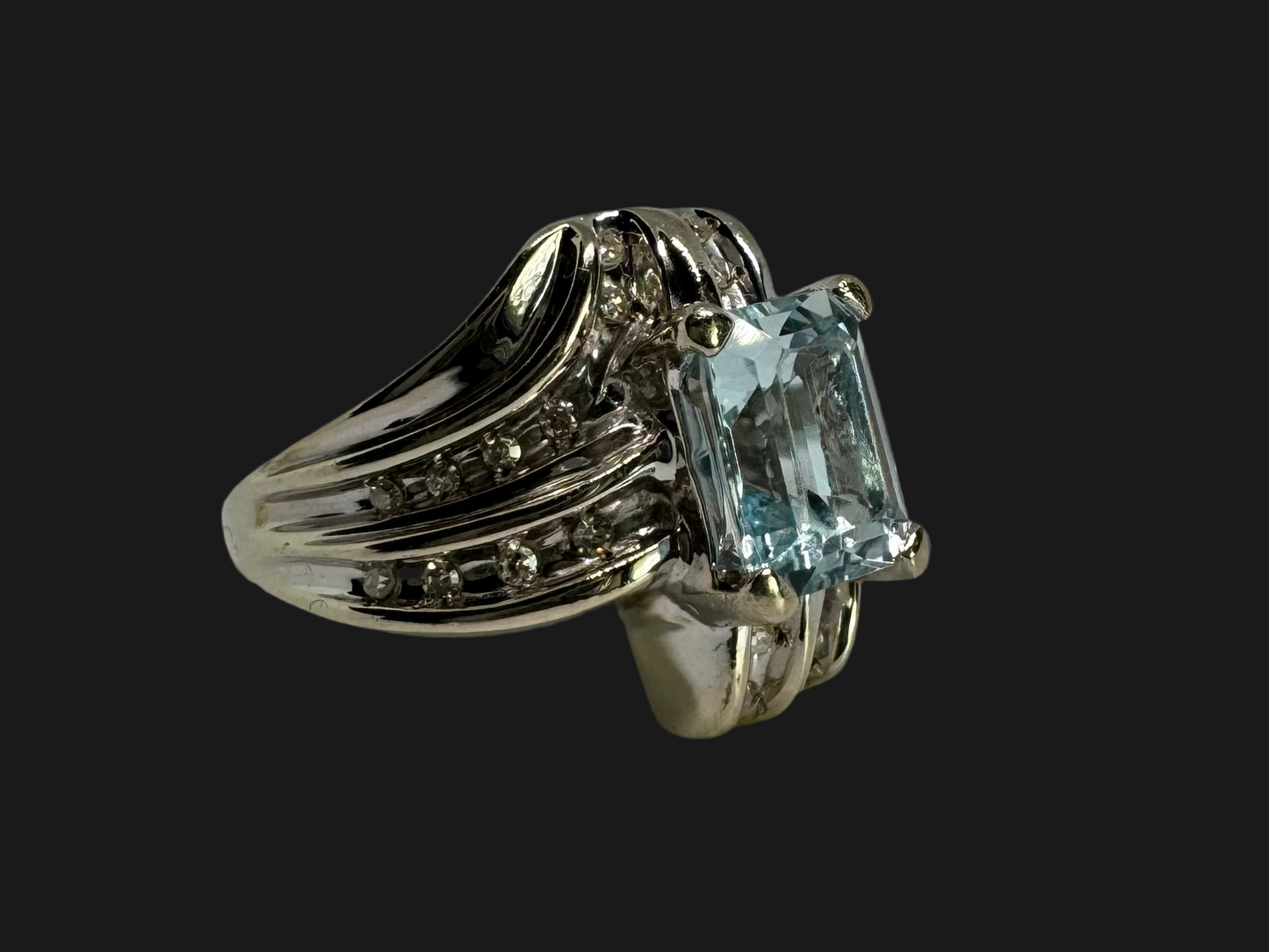 14K gold ring set with Aquamarine & Diamonds