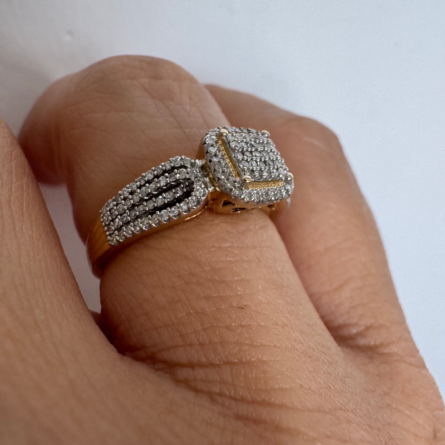 טבעת זהב 14 קראט בעיצוב עדין, משובצת יהלומים קטנים בעבודת פאווה שמעניקה ברק צפוף ומרשים. 