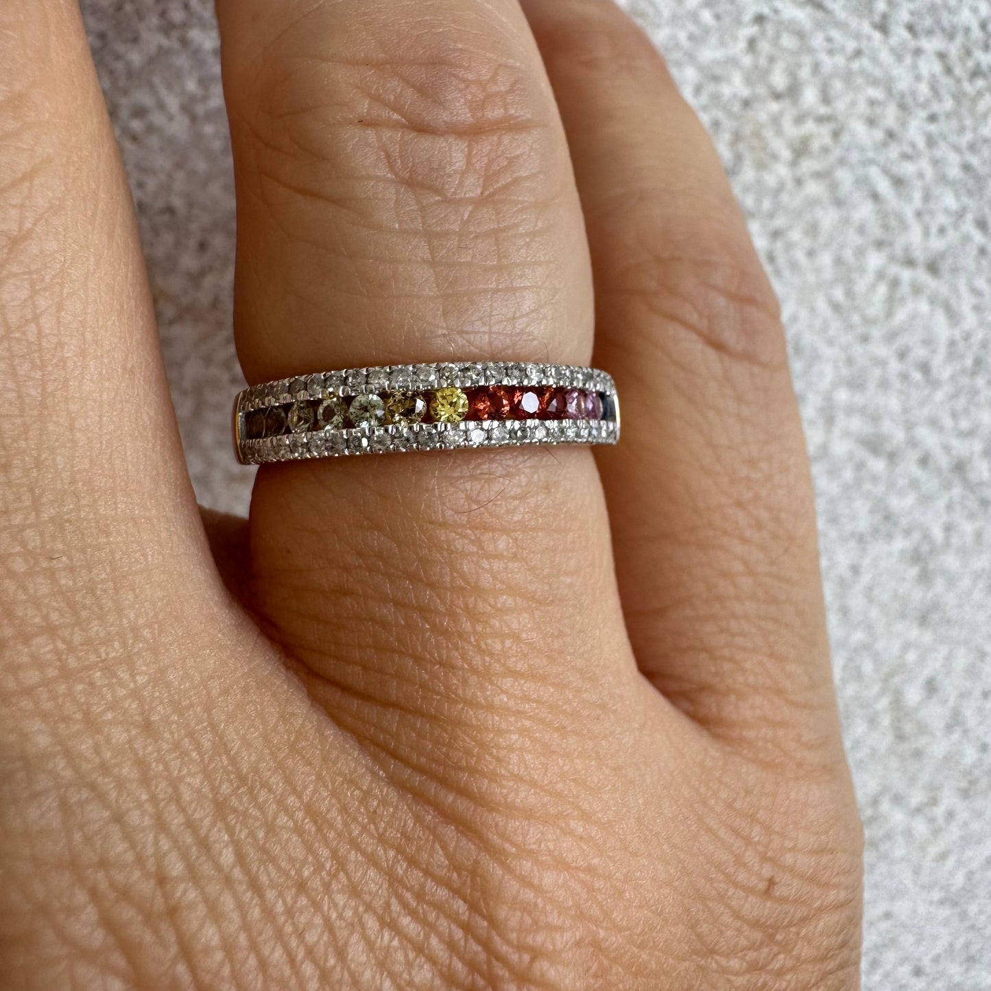 טבעת זהב צהוב 14 קראט משובצת בשורת אבני ספיר צבעוניות ומוקפת יהלומים נוצצים