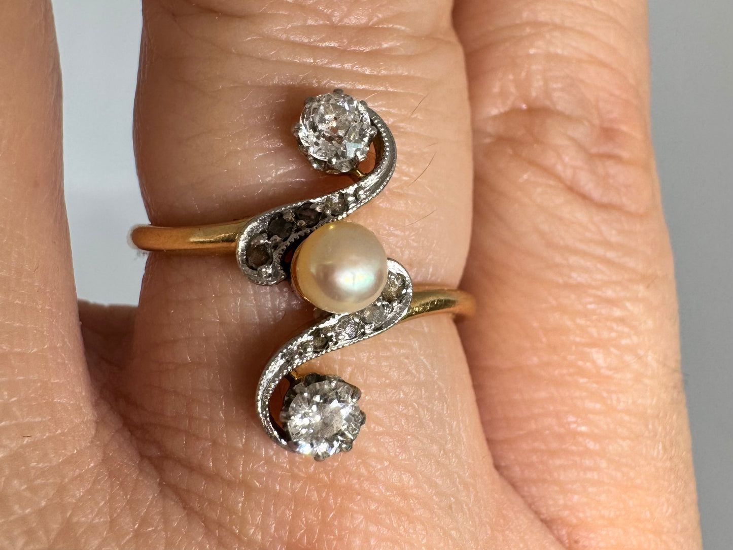 18K gold ring set with Pearl & Diamonds