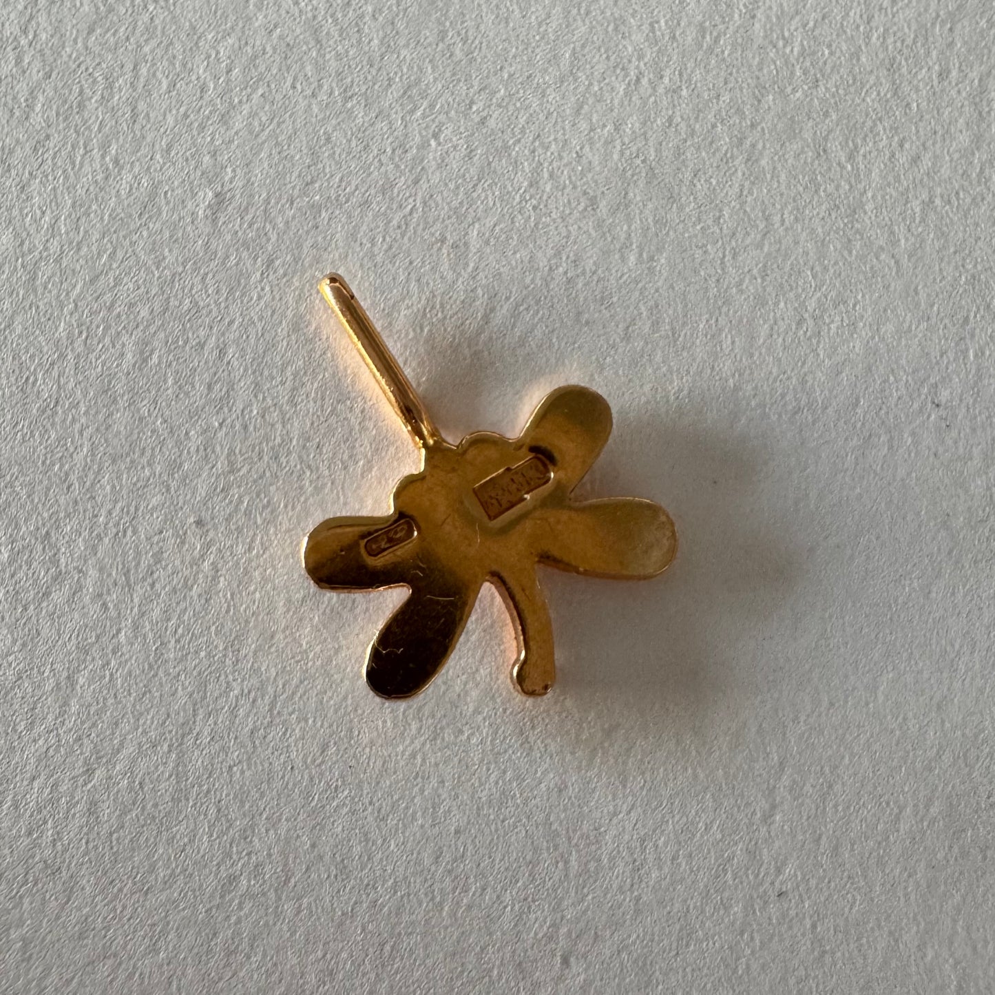 תליון זהב 14 קראט בעיצוב שפירית, עם עבודת אמייל כחולה ופרטים עדינים שמעניקים לו מראה צבעוני ואלגנטי.