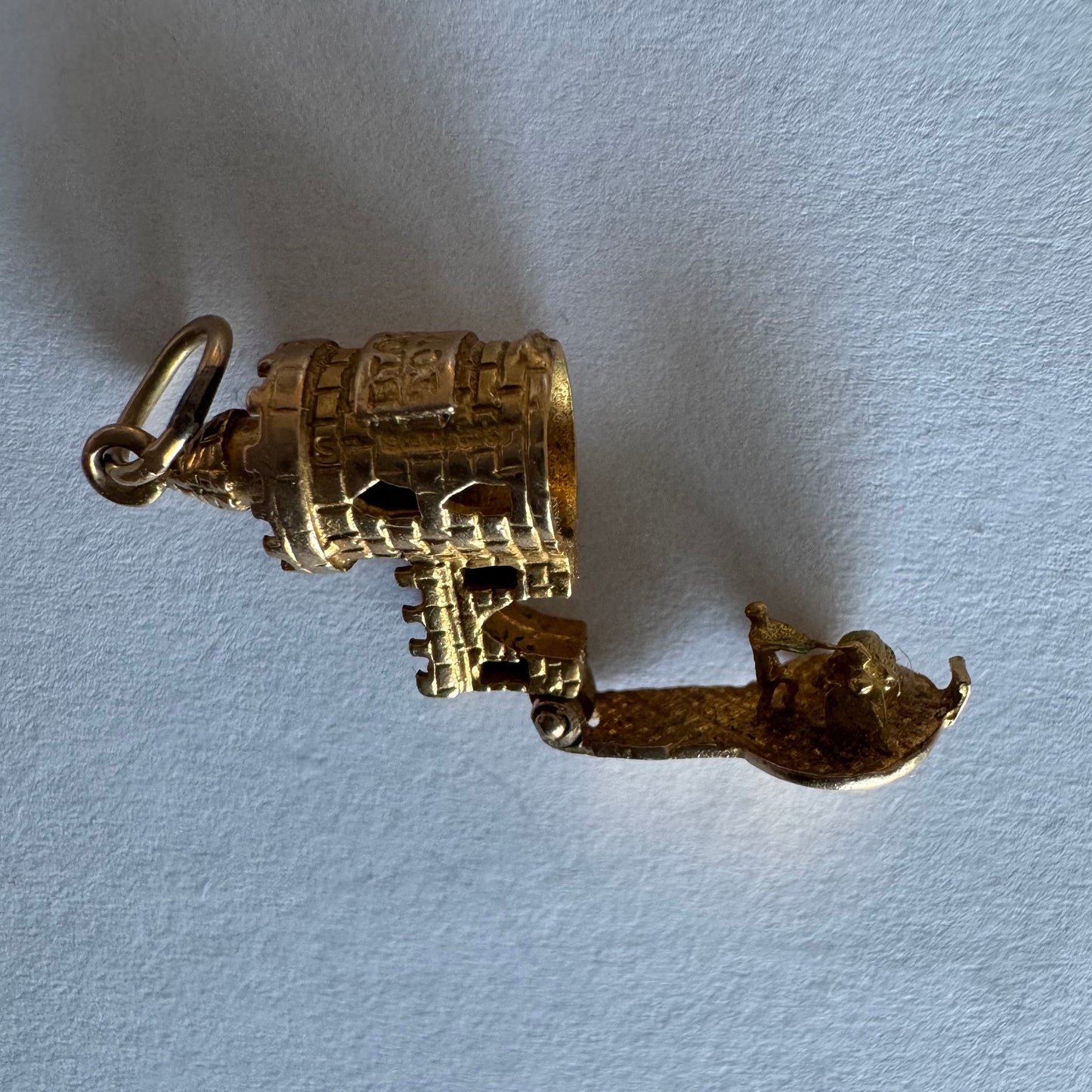 תליון זהב 9 קראט נדיר וייחודי, המהווה העתק פיסולי מפורט של ה-Bloody Tower (המגדל העקוב מדם) המפורסם ממצודת לונדון. התליון מעוצב בתלת-ממד (3D) עם טקסטורת לבנים מפורטת, צריחים, וחריטה של שם המגדל בגבו.