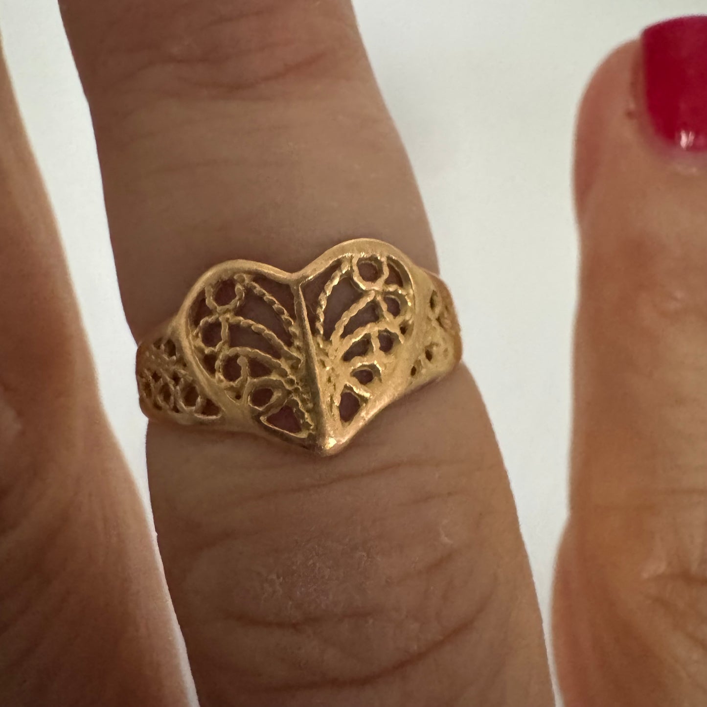 טבעת זהב 21 קראט בעיצוב לב עדין עם עבודת פיליגרן פתוחה.