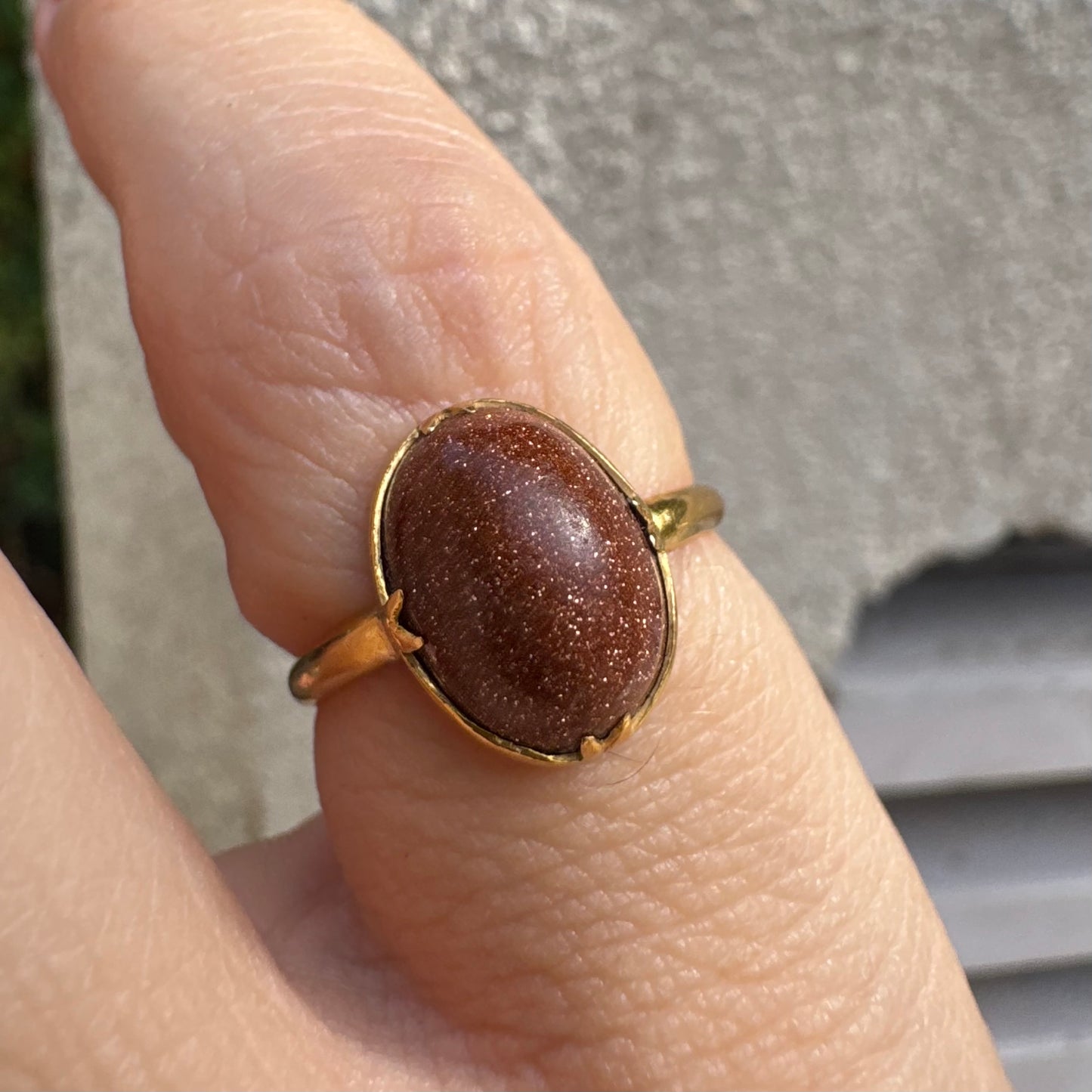 טבעת זהב צהוב 18 קראט משובצת אבן גולדסטון נוצצת.