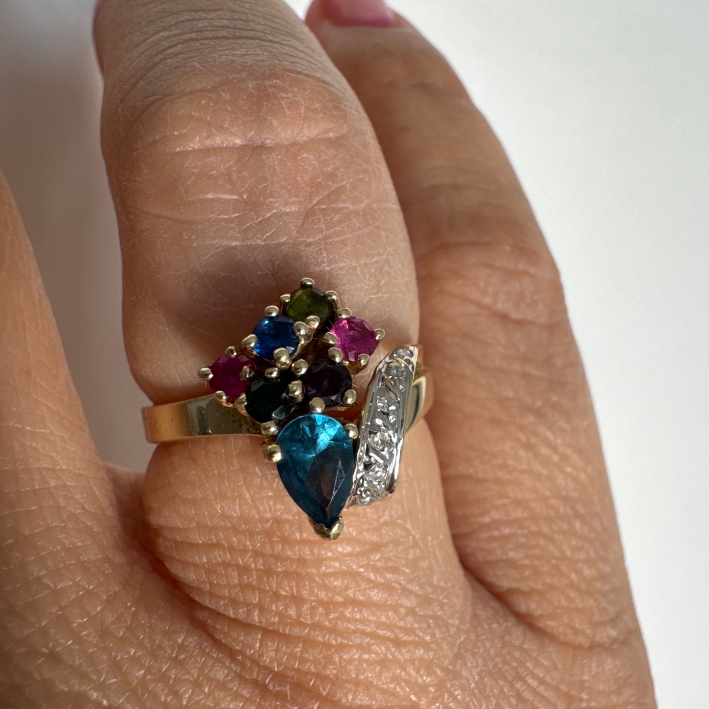 טבעת זהב צהוב 14 קראט משובצת שילוב אבני חן צבעוניות ויהלומים בעיצוב ייחודי.