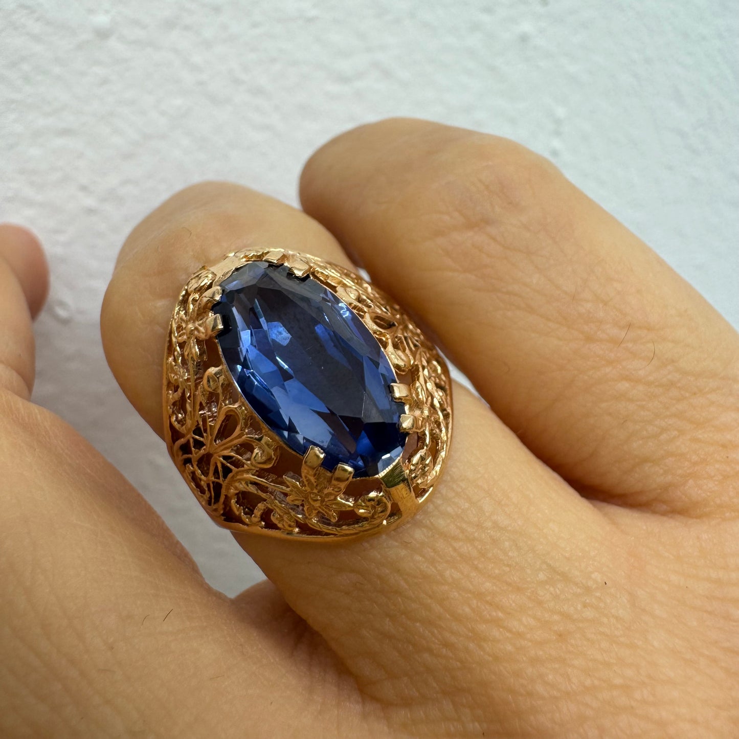 טבעת זהב 14 קראט משובצת אבן טנזנייט גדולה בחיתוך אליפסה, בעיצוב תחרה מרהיב