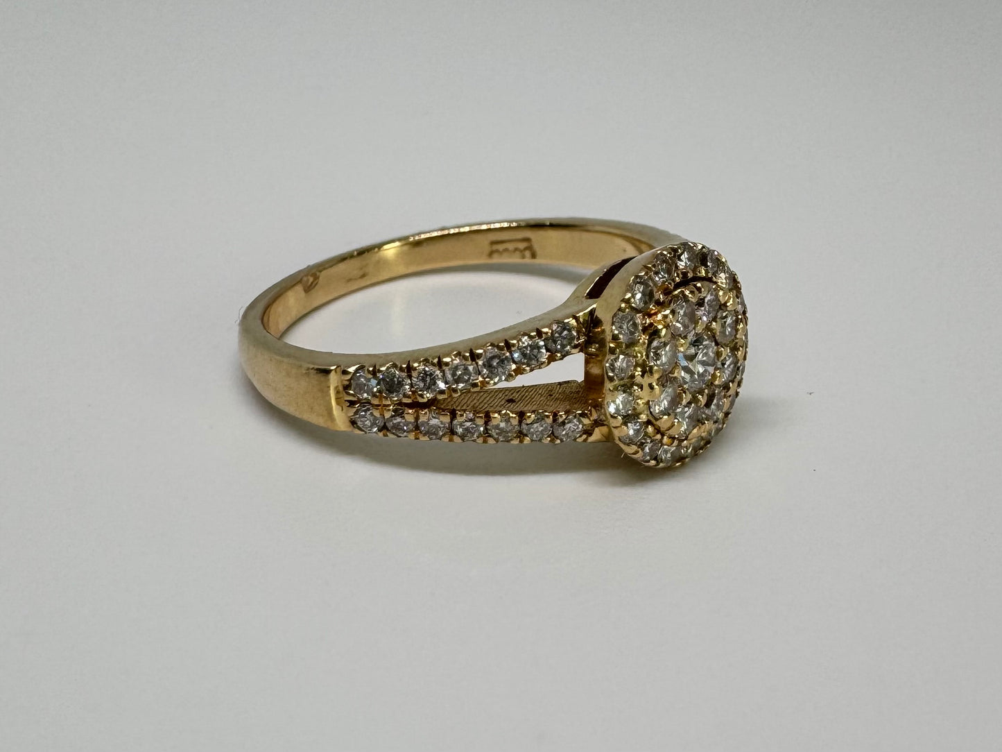 14K gold ring set with Diamonds