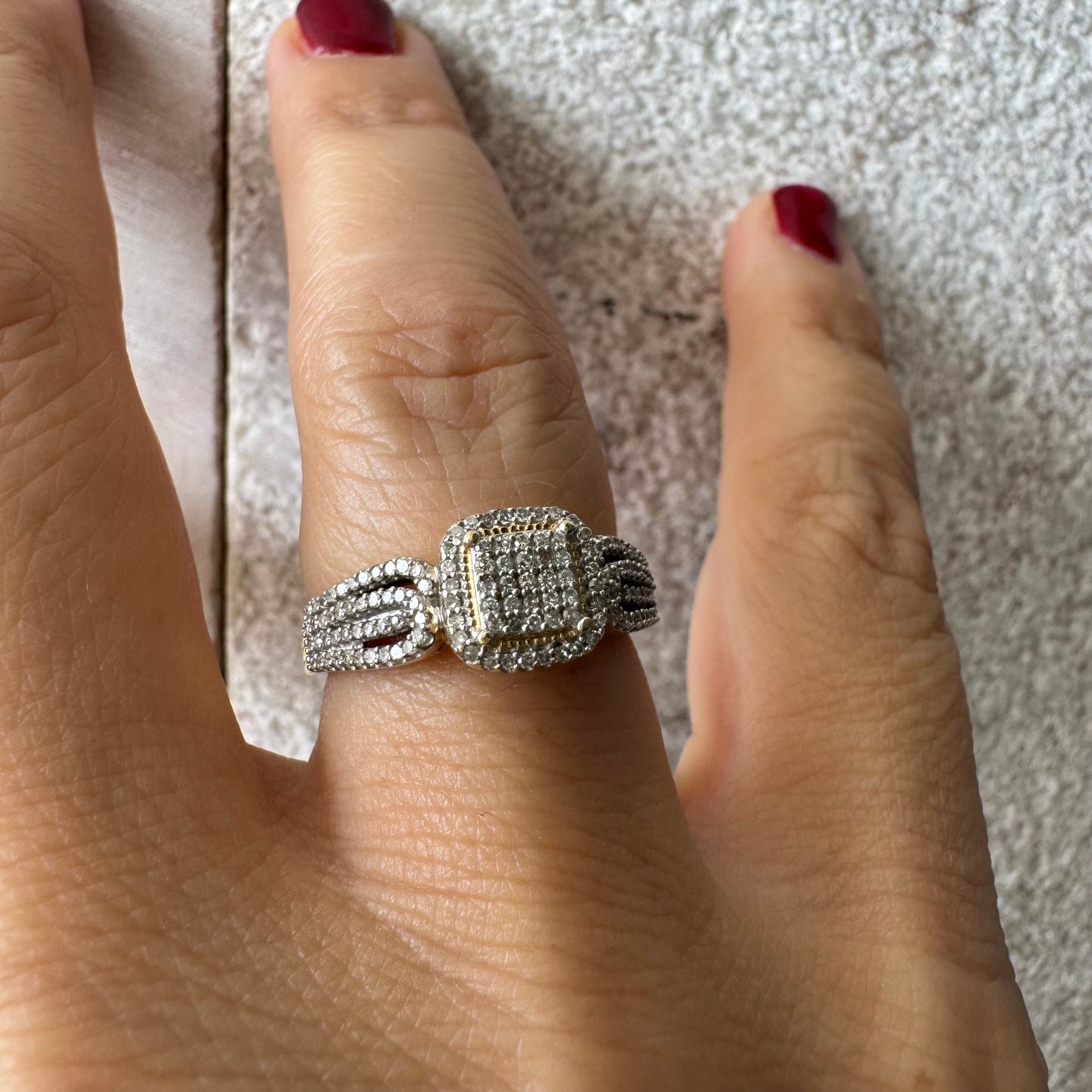 טבעת זהב 14 קראט בעיצוב עדין, משובצת יהלומים קטנים בעבודת פאווה שמעניקה ברק צפוף ומרשים. 