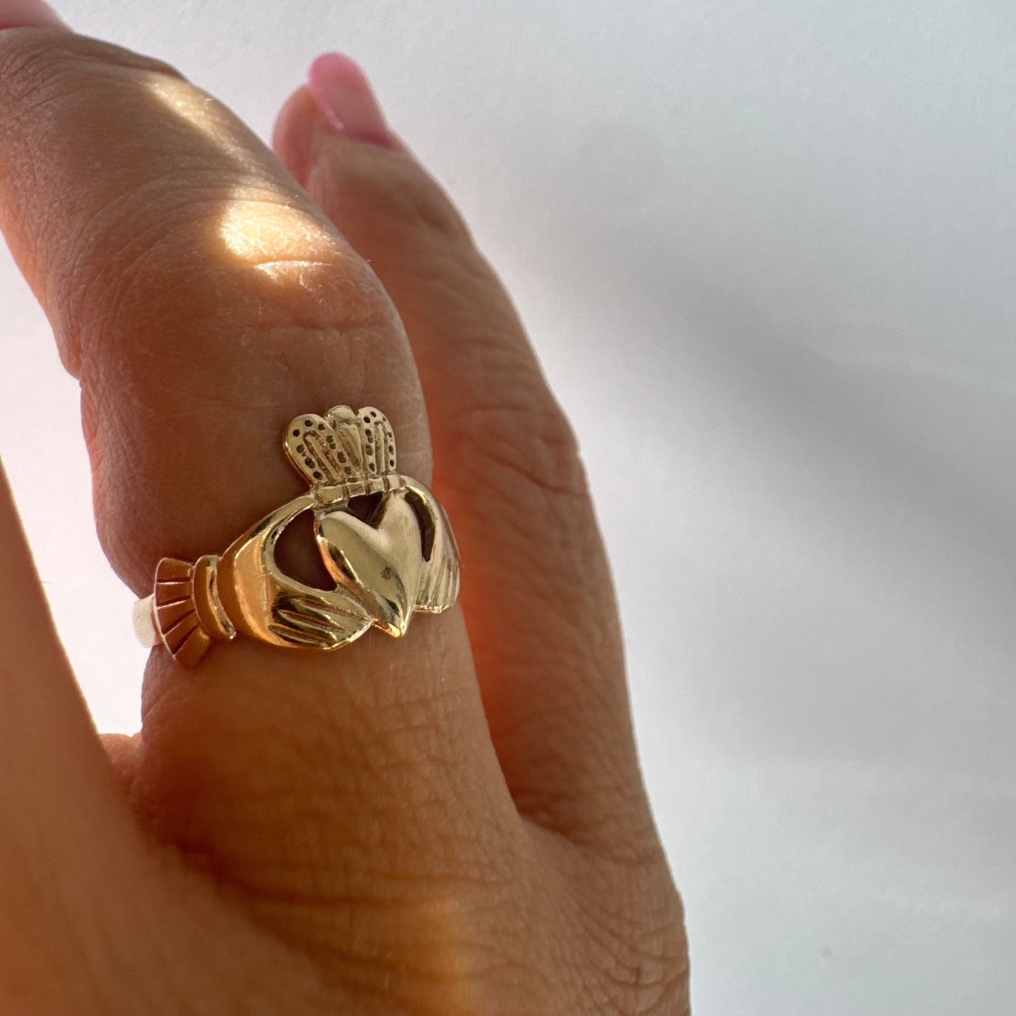 טבעת זהב 9 קראט בעיצוב קלאסי של לב עם כתר מעליו וידיים אוחזות, עיצוב קלדה מסורתי המסמל אהבה, נאמנות וחברות.