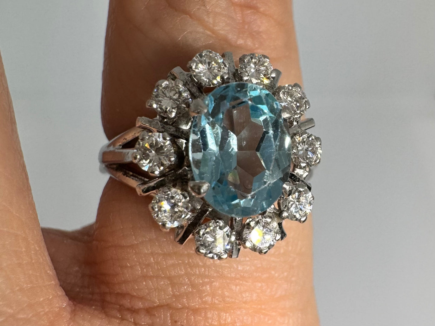 18K gold ring set with Aquamarine & Diamonds