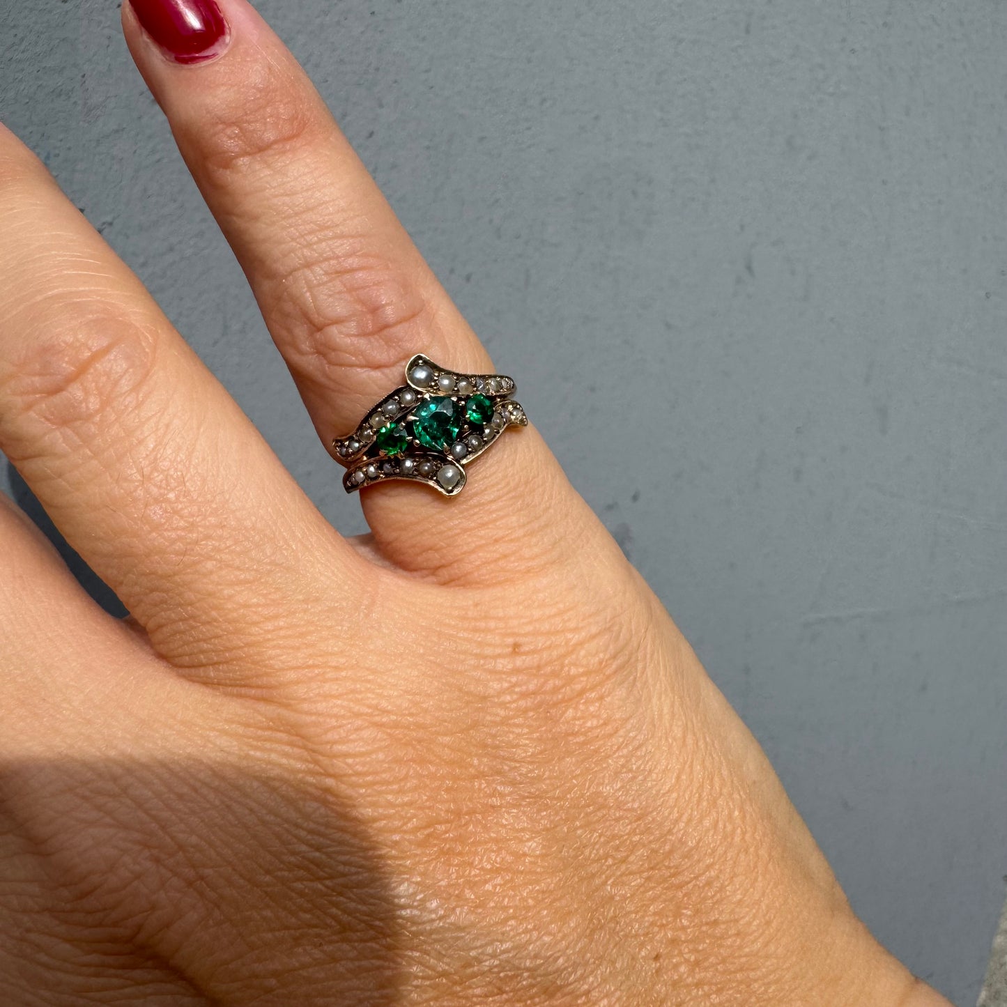 טבעת זהב 10 קראט משובצת אמרלדים ופנינים טבעיות. 