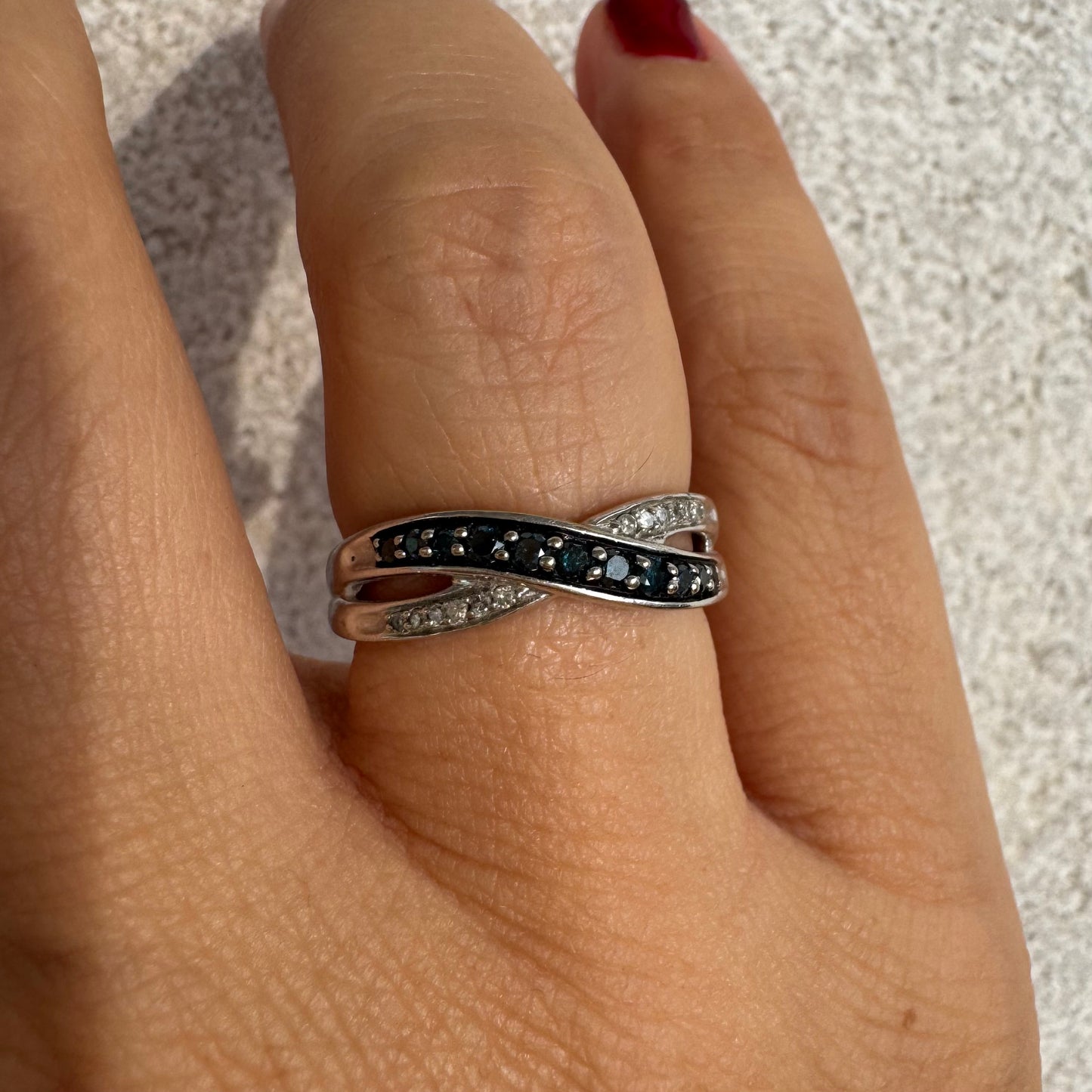 טבעת זהב לבן 10 קראט משובצת אבני טופז כחולות עמוקות ויהלומים.