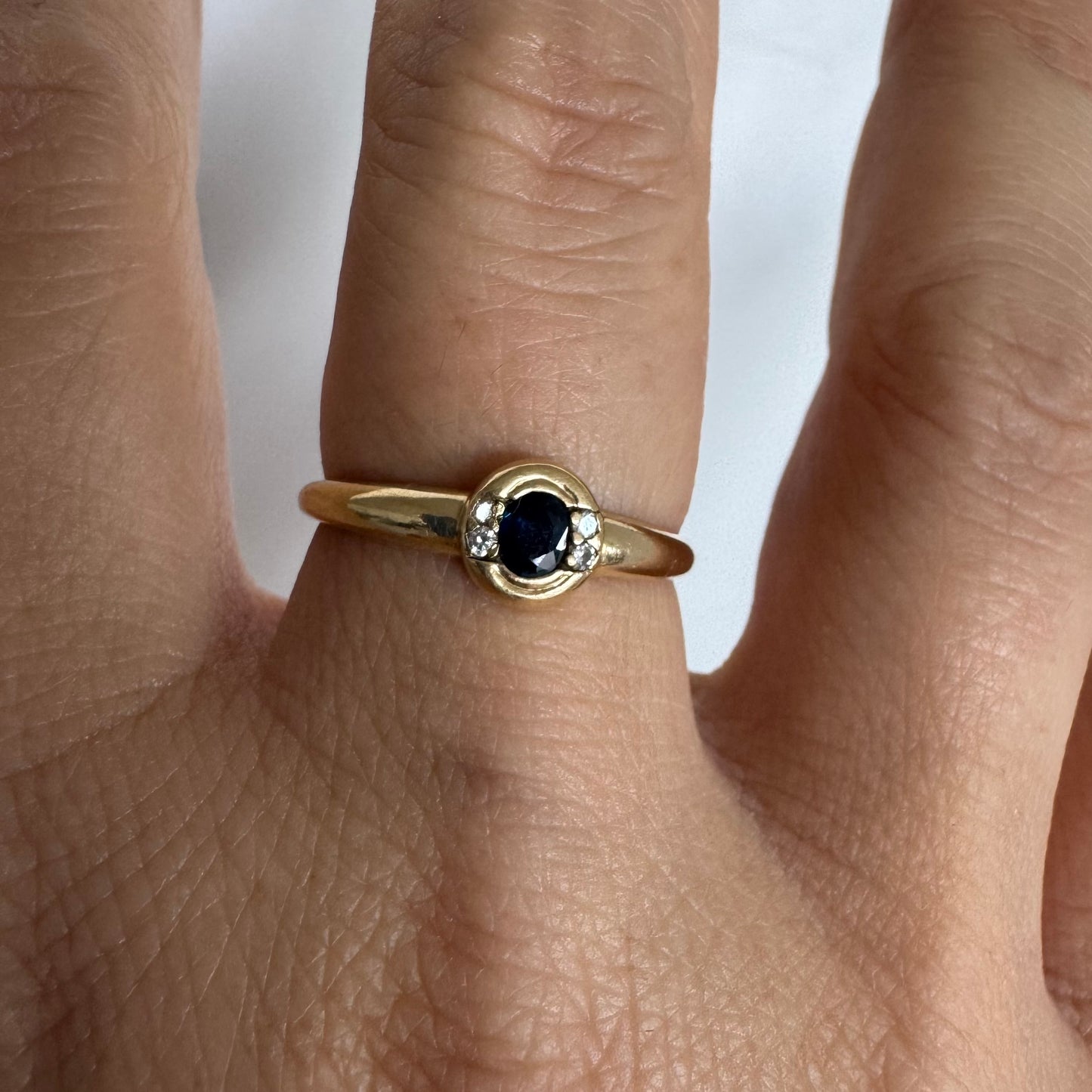 18K gold ring set with a deep blue Sapphire at its center