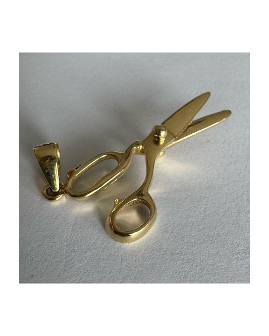 תליון מספריים זהב צהוב 14 קראט בעיצוב מינימליסטי ומלא אופי.