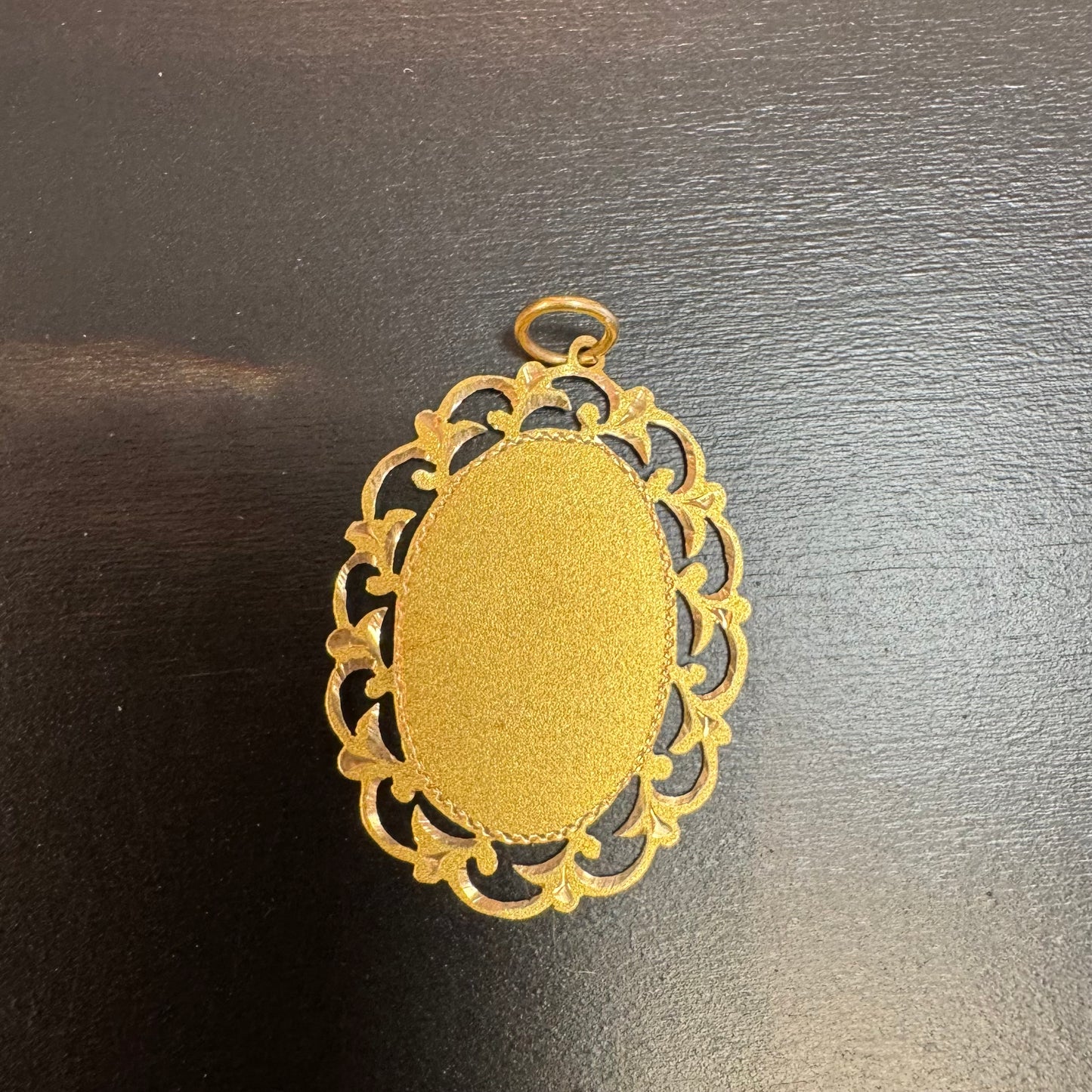 14K gold pendant featuring a luxurious vintage-inspired design.